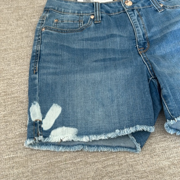 Seven7 Fray Hem Stretch Comfort Weekend Shorts Size 6. NWT. - Picture 3 of 13